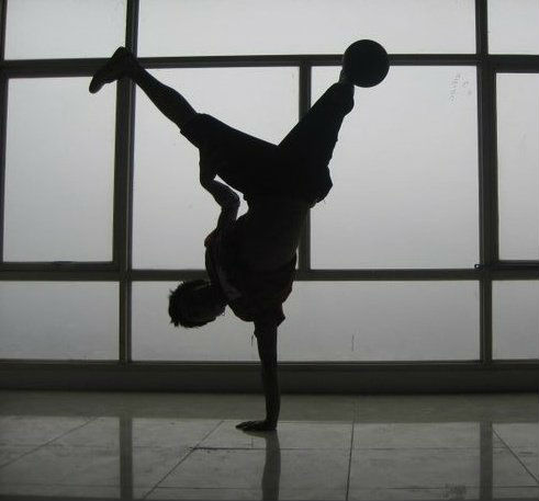 “Dị nhân” đưa breakdance vào tâng bóng - 3