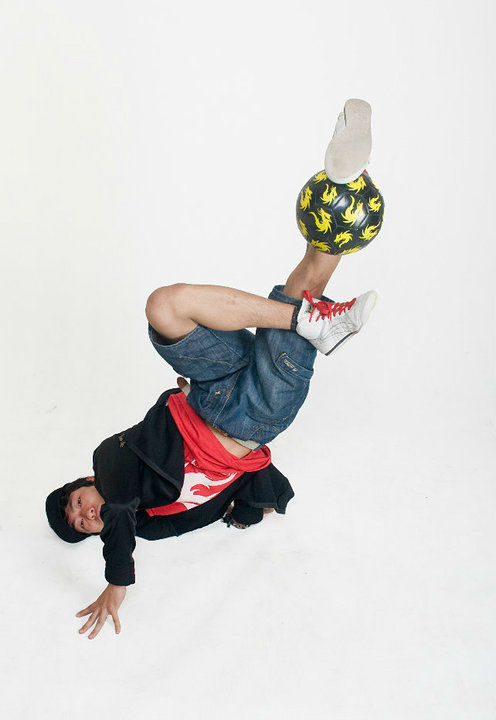 “Dị nhân” đưa breakdance vào tâng bóng - 5