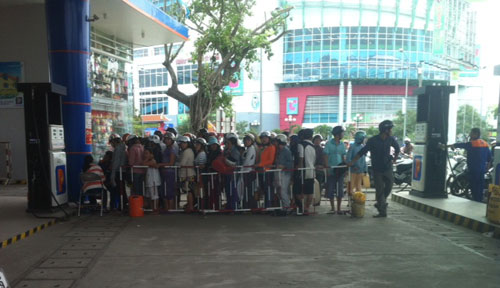 Huế: Lo siêu bão, dân đổ xô xếp hàng mua xăng - 2