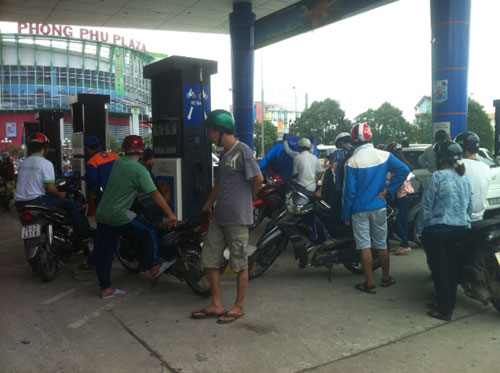 Huế: Lo siêu bão, dân đổ xô xếp hàng mua xăng - 1