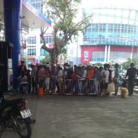 Tin tức trong ngày - Huế: Lo siêu bão, dân đổ xô xếp hàng mua xăng