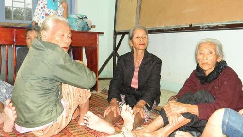 Dân "chạy" vào khách sạn tránh bão Haiyan - 4