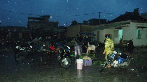 Dân "chạy" vào khách sạn tránh bão Haiyan - 1