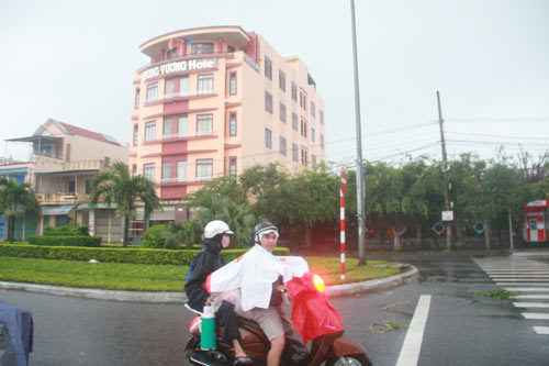 Dân "chạy" vào khách sạn tránh bão Haiyan - 2