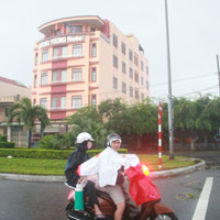 Tin tức trong ngày - Dân "chạy" vào khách sạn tránh bão Haiyan