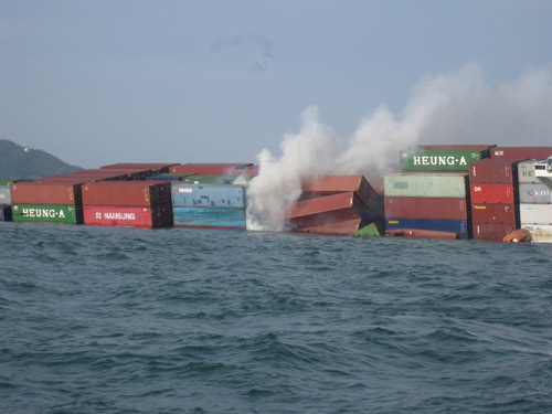 Tàu hàng container bị đâm bốc cháy dữ dội - 1
