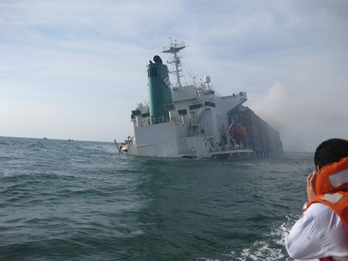 Tàu hàng container bị đâm bốc cháy dữ dội - 2