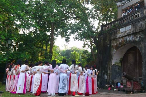 Sinh viên "chạy đua vũ trang" với mốt chụp ảnh kỷ yếu - 2