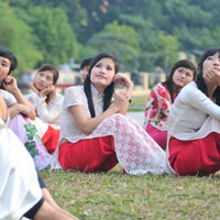 Giáo dục - du học - Sinh viên "chạy đua vũ trang" với mốt chụp ảnh kỷ yếu