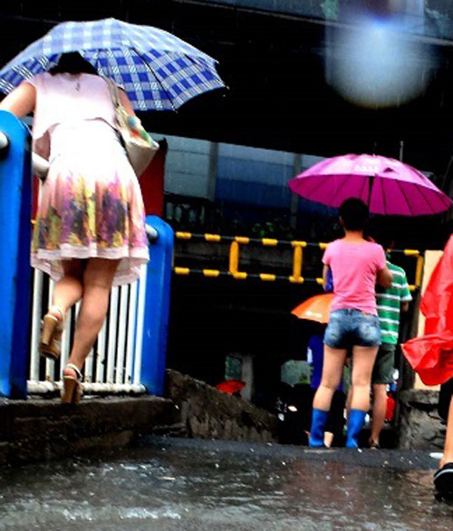 Phái đẹp châu Á mong manh giữa bão lũ - 3