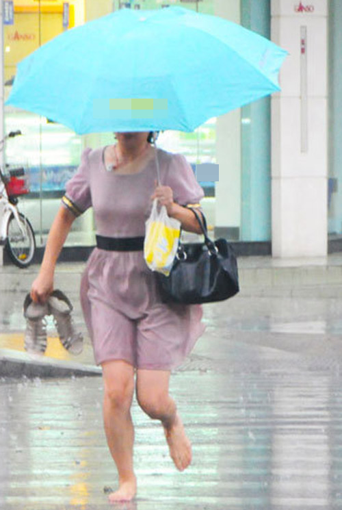Phái đẹp châu Á mong manh giữa bão lũ - 4