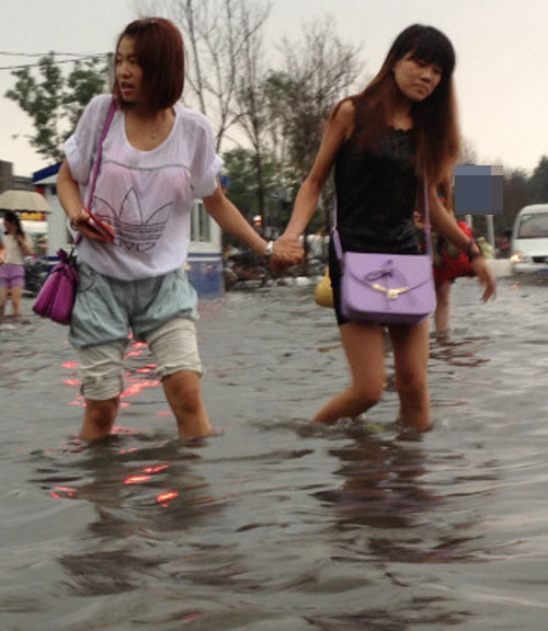 Phái đẹp châu Á mong manh giữa bão lũ - 13