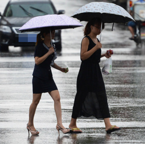 Phái đẹp châu Á mong manh giữa bão lũ - 16
