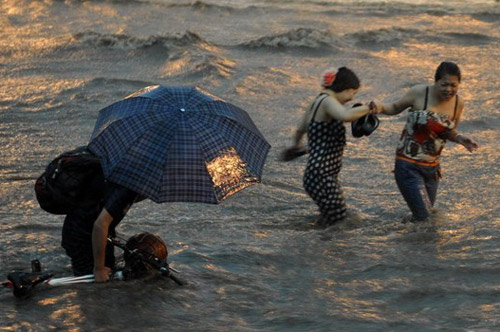 Phái đẹp châu Á mong manh giữa bão lũ - 10