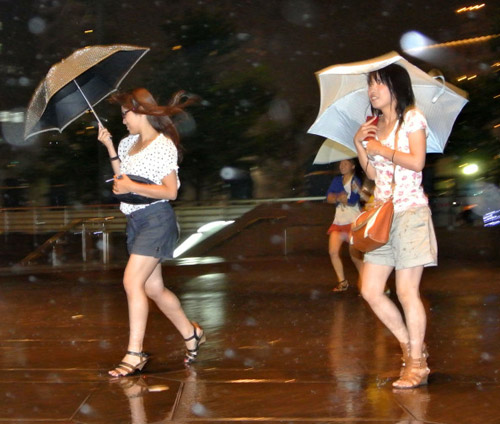 Phái đẹp châu Á mong manh giữa bão lũ - 14