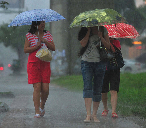 Phái đẹp châu Á mong manh giữa bão lũ - 15