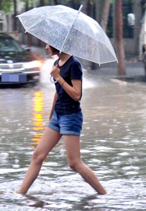 Phái đẹp châu Á mong manh giữa bão lũ - 12