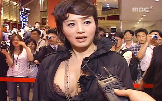 Kim Hye Soo bị phản đối dữ dội khi cố tình mặc áo cổ rộng trong chương trình truyền hình
