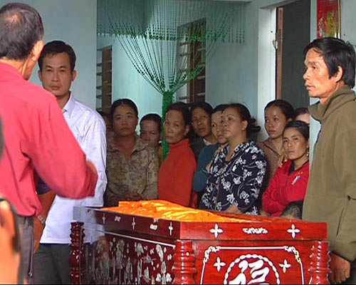 hinh anh phong vien chet vi bao so 14