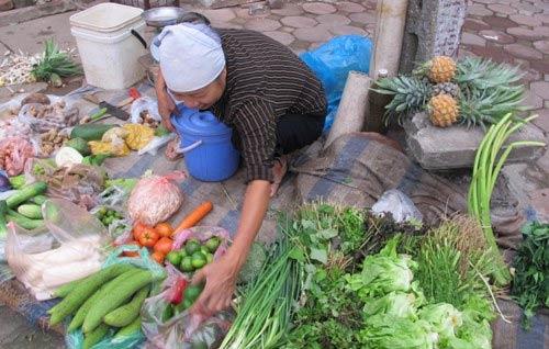 Người HN hối hả tích trữ đồ ăn đối phó siêu bão - 2