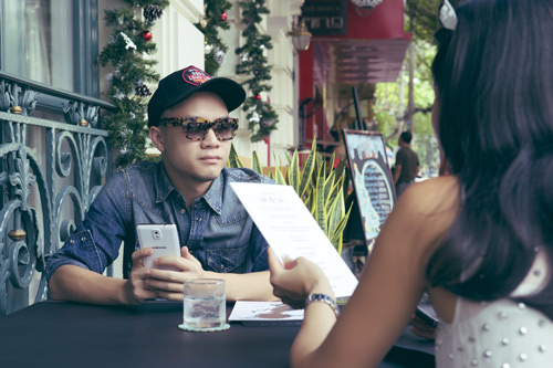 Ngô Mỹ Uyên về Việt Nam làm MC - 5