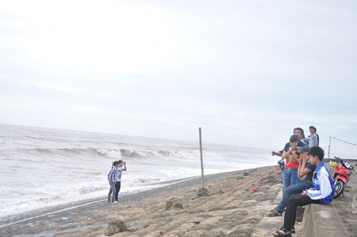 Bão Haiyan: Dân vô tư “tạo dáng” với sóng cao 3m - 9