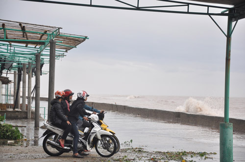 Bão Haiyan: Dân vô tư “tạo dáng” với sóng cao 3m - 2