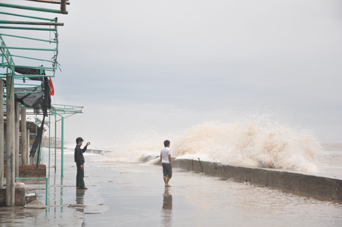 Bão Haiyan: Dân vô tư “tạo dáng” với sóng cao 3m - 6