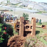 Tin tức trong ngày - Xe múc lật nhào khi leo dốc, đè chết tài xế