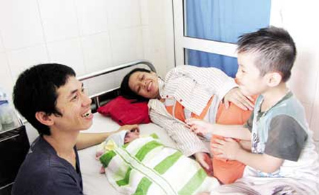 Sản phụ vào bệnh viện trú bão, chờ sinh - 1