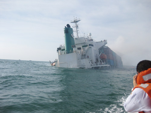 Giải cứu container trên tàu bị chìm, bốc cháy - 2