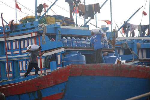 Chùm ảnh: Ngư dân miền Trung vươn khơi sau bão - 9