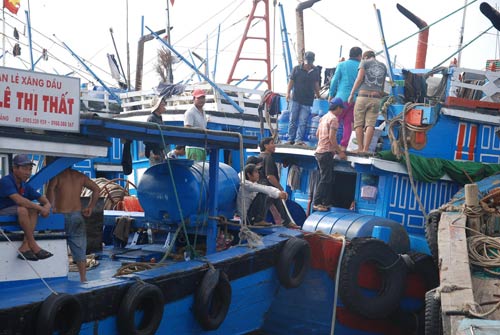 Chùm ảnh: Ngư dân miền Trung vươn khơi sau bão - 10