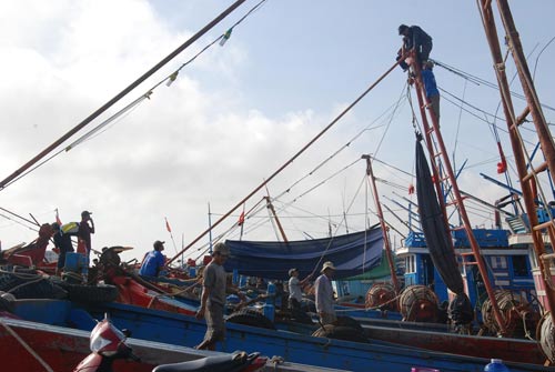 Chùm ảnh: Ngư dân miền Trung vươn khơi sau bão - 3