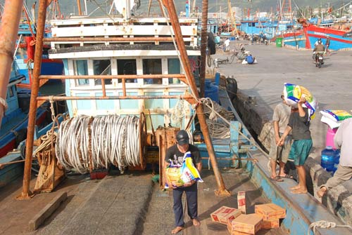 Chùm ảnh: Ngư dân miền Trung vươn khơi sau bão - 5