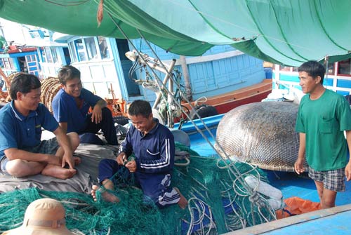 Chùm ảnh: Ngư dân miền Trung vươn khơi sau bão - 6