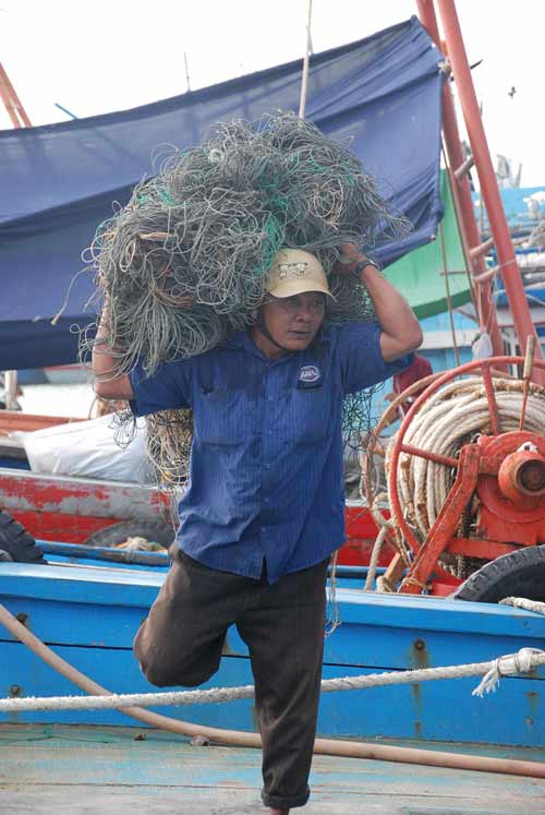 Chùm ảnh: Ngư dân miền Trung vươn khơi sau bão - 7