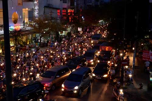 TPHCM: Kẹt xe kinh hoàng, đi 3 giờ chưa tới nhà - 10