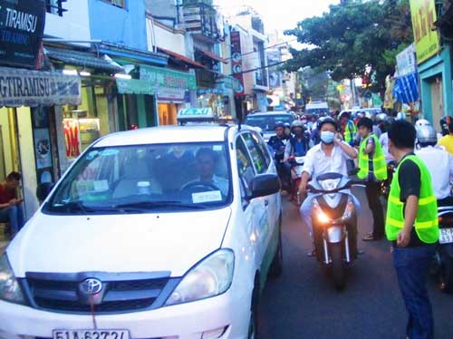 TPHCM: Kẹt xe kinh hoàng, đi 3 giờ chưa tới nhà - 13