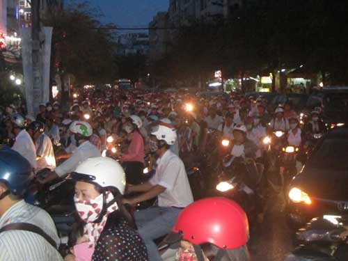 TPHCM: Kẹt xe kinh hoàng, đi 3 giờ chưa tới nhà - 14