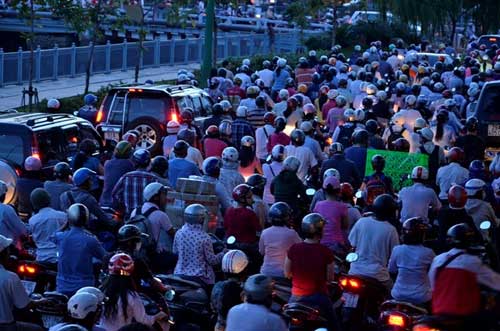 TPHCM: Kẹt xe kinh hoàng, đi 3 giờ chưa tới nhà - 2