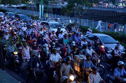TPHCM: Kẹt xe kinh hoàng, đi 3 giờ chưa tới nhà - 3