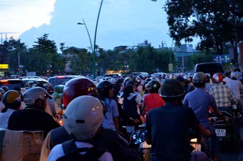 TPHCM: Kẹt xe kinh hoàng, đi 3 giờ chưa tới nhà - 4