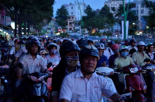 TPHCM: Kẹt xe kinh hoàng, đi 3 giờ chưa tới nhà - 5