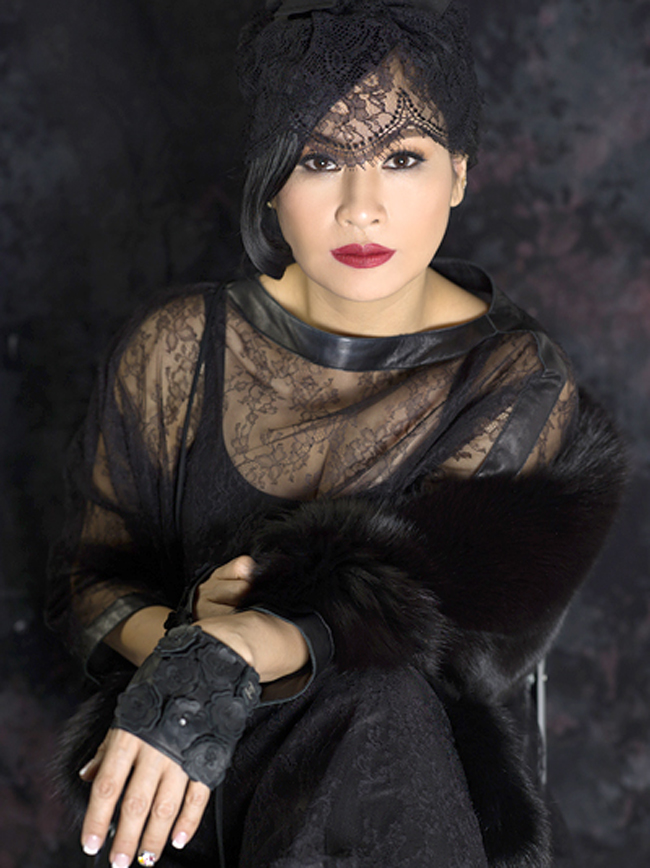 Diva Thanh Lam là một trong những người đẹp vô cùng yêu thích các mẫu trang phục tôn nét gợi cảm cao.
