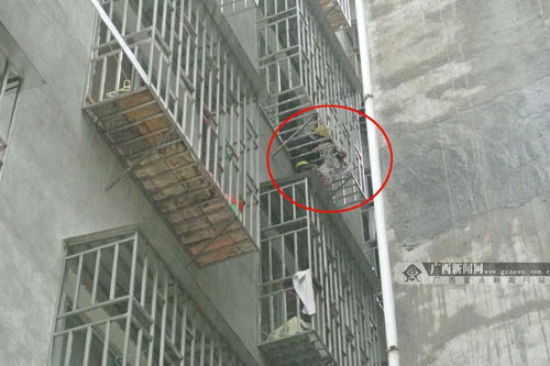 TQ: Bé 3 tuổi lọt chấn song sắt, lơ lửng giữa trời - 2