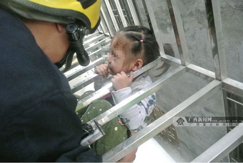 TQ: Bé 3 tuổi lọt chấn song sắt, lơ lửng giữa trời - 3