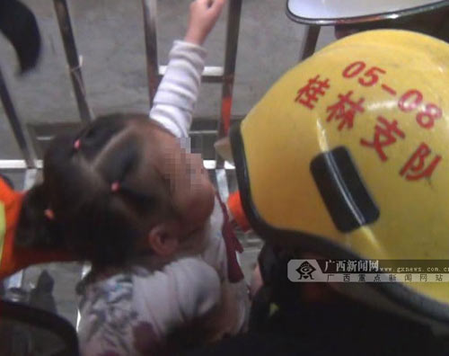 TQ: Bé 3 tuổi lọt chấn song sắt, lơ lửng giữa trời - 4