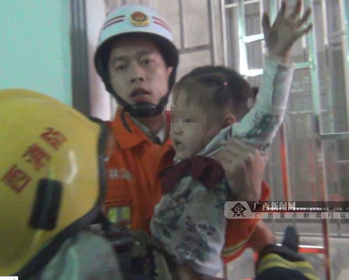 TQ: Bé 3 tuổi lọt chấn song sắt, lơ lửng giữa trời - 5