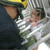 Tin tức trong ngày - TQ: Bé 3 tuổi lọt chấn song sắt, lơ lửng giữa trời